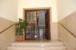 Interior - 2 Steps from St. Peter's. And 5-10 minutes walking distance from the historic center. (Roma)