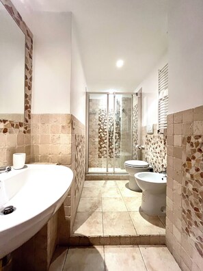Douche, sĂšche-cheveux, bidet, serviettes fournies