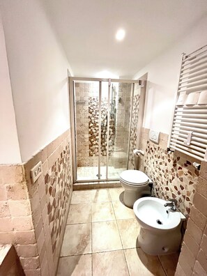 Douche, sĂšche-cheveux, bidet, serviettes fournies