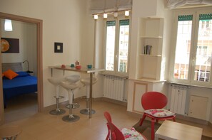 2 bedrooms, desk, free WiFi, bed sheets - 2 Steps from St. Peter's. And 5-10 minutes walking distance from the historic center. (Roma)