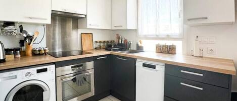 Refrigerador, microondas, horno y parrilla de estufa