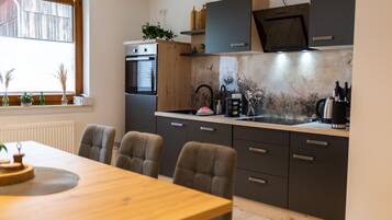 Fridge, oven, stovetop, dishwasher