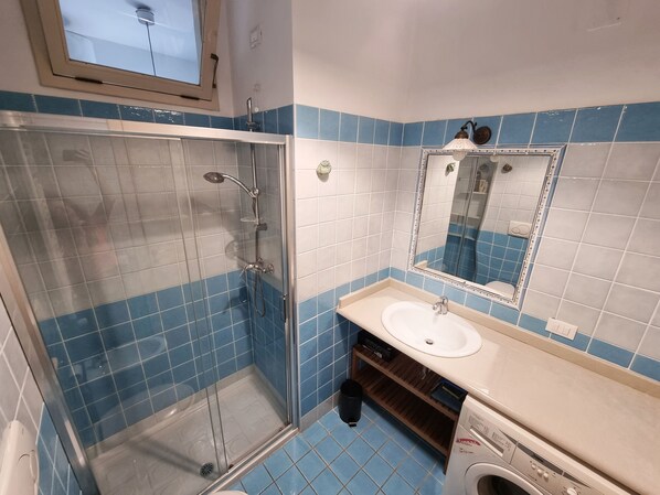 Bruser, hårtørrer, bidet, håndklæder