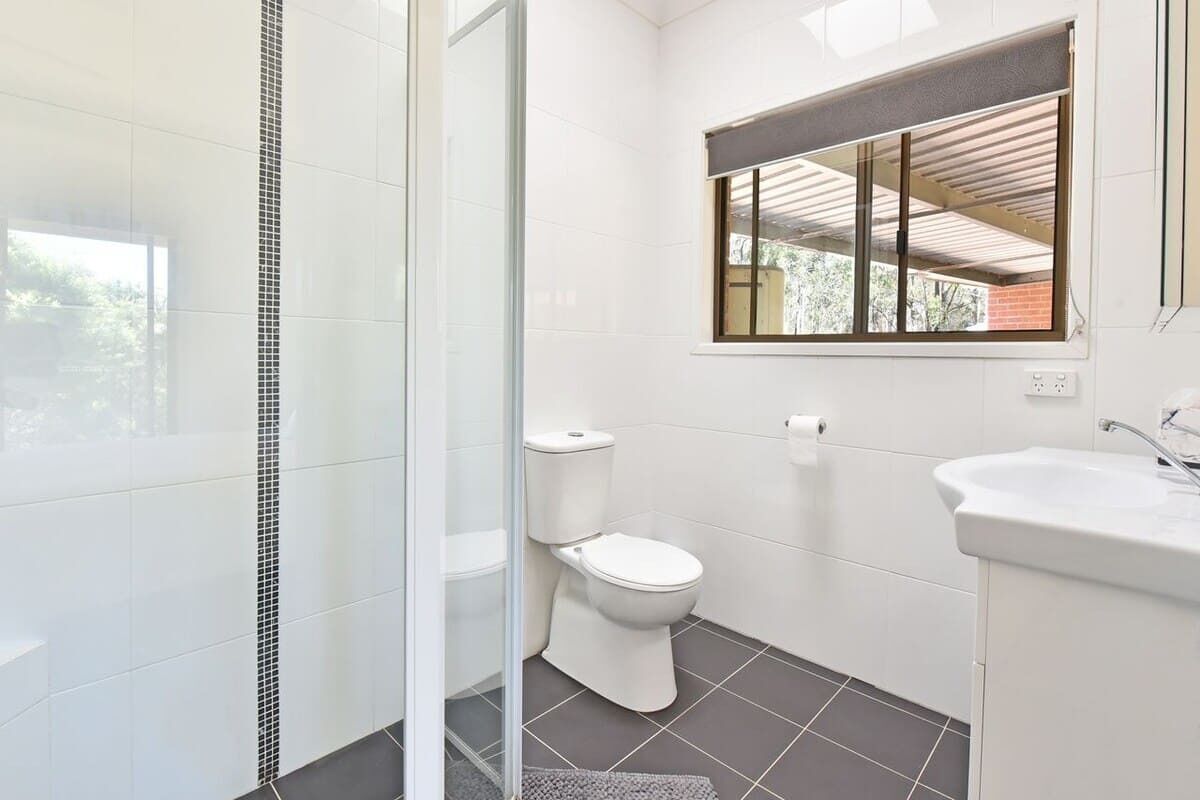 Shower, eco-friendly toiletries, hair dryer, shampoo