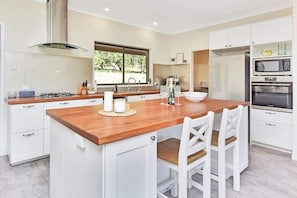 Coffee/tea maker, fridge, microwave, oven - Kookaburra Range (North Rothbury)