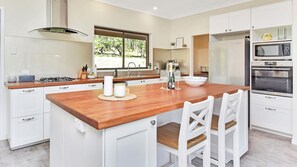 Fridge, microwave, oven, stovetop - Kookaburra Range escape (North Rothbury)