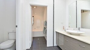 Shower, eco-friendly toiletries, hair dryer, towels - Kookaburra Range escape (North Rothbury)