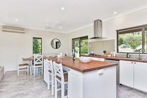 Coffee/tea maker, fridge, microwave, oven - Kookaburra Range (North Rothbury)