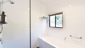 Shower, eco-friendly toiletries, hair dryer, towels - Kookaburra Range escape (North Rothbury)