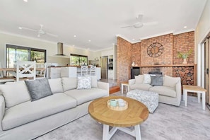 Smart TV, fireplace, books - Kookaburra Range (North Rothbury)