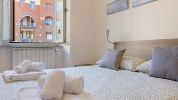 3 bedrooms, desk, WiFi, bed sheets