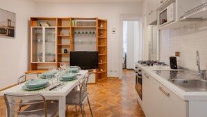 Fridge, microwave, oven, stovetop - Palladio due - spacious 3 bedrooms (Trieste)