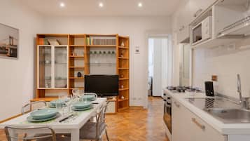 Réfrigérateur, four à micro-ondes, un four, surface de cuisson
