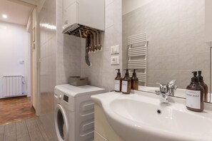 淋浴設備、風筒、坐浴桶、提供毛巾