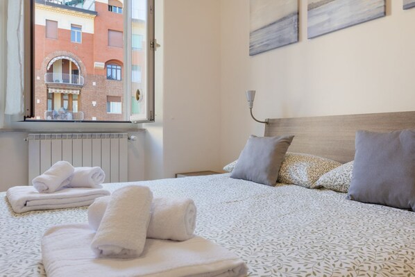 3 bedrooms, desk, WiFi, bed sheets