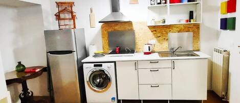 Réfrigérateur, plaque de cuisson, grille-pain, tables à manger