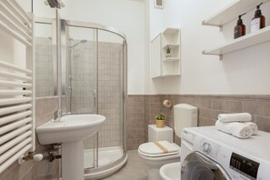 Shower, hair dryer, towels, shampoo - La Casa in Viale, short term rent apartment (Trieste)