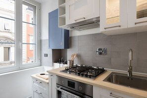 Réfrigérateur, four, bouilloire électrique