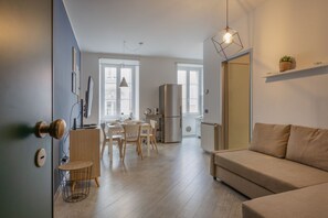 TV - La Casa in Viale, short term rent apartment (Trieste)