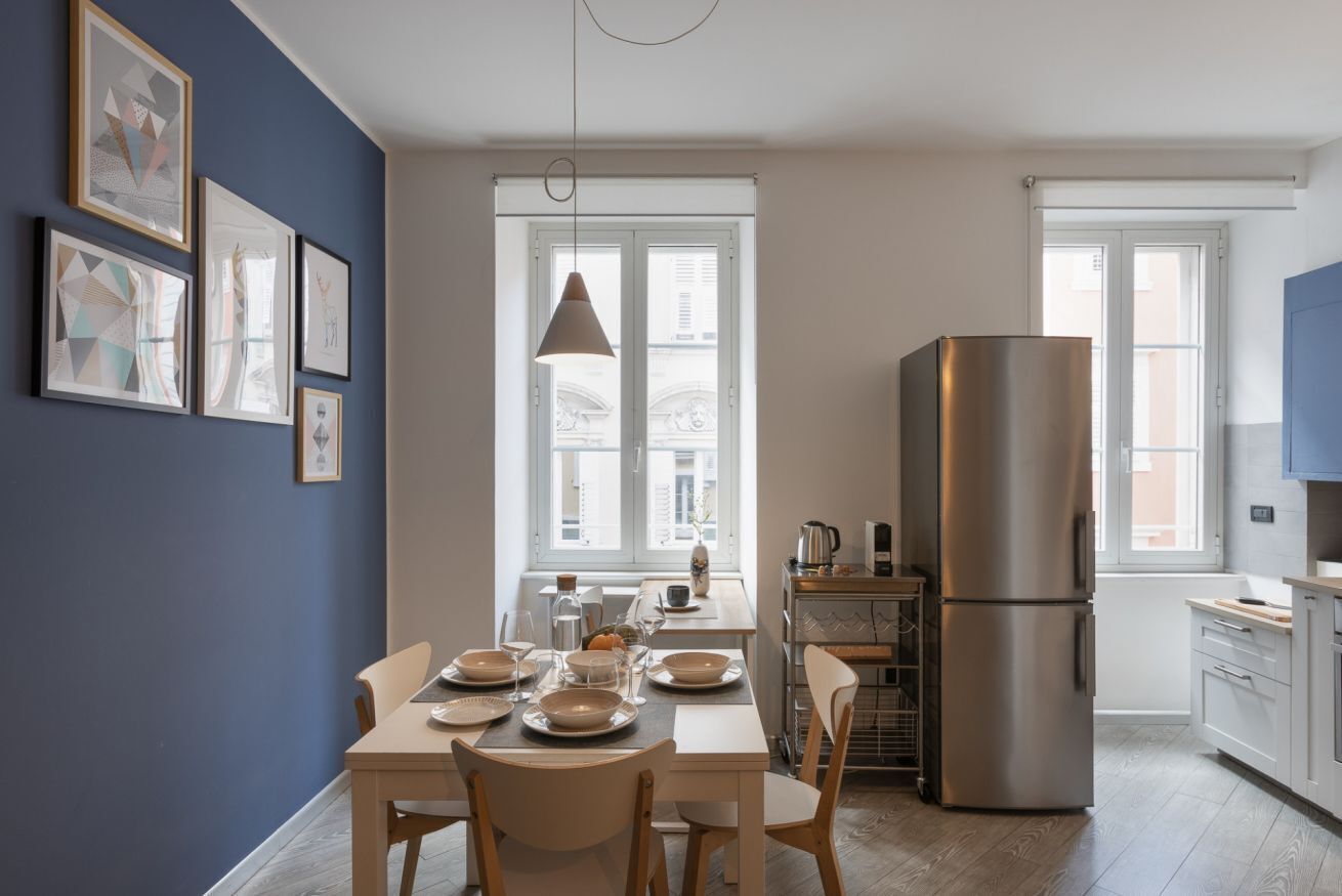 Kjøleskap, ovn, vannkoker og kjøkkenutstyr