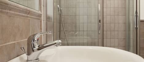 Dusche, Haartrockner, Handtücher, Shampoo