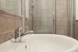 Shower, hair dryer, towels, shampoo