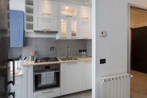 Refrigerador, horno, tetera eléctrica y utensilios de cocina 