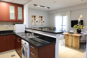 Private kitchen - Stylish 1BR with Serene Sea View (Dubai)