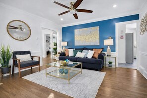 Smart TV, fireplace, offices, printers - Wake up in Buckhead’s premier neighborhood, steps from Lenox Square and Phipps Plaza. Sip coffee in your private backyard oasis. Work from home with blazing fast Wi-Fi and unwind in spaces styled for comfort. ” (Atlanta)