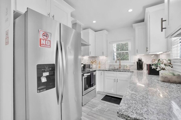 Refrigerador, microondas, horno y parrilla de estufa 