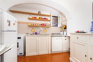 Frigorifero, microonde, forno, piano cottura