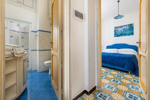 Une salle de bain avec une douche, des toilettes et un lavabo.