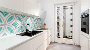 Frigorifero, microonde, forno, piano cottura