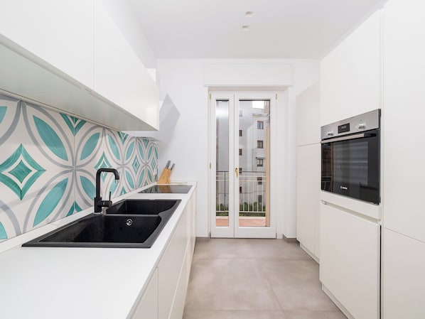 KĂŒhlschrank, Ofen, Herdplatte, GeschirrspĂŒler