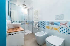 Regadera, secadora de cabello, bidet, toallas 