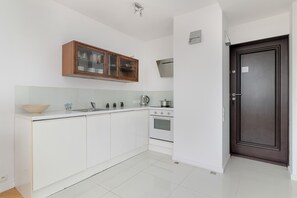 Oven, electric kettle, cookware/dishes/utensils, freezer - Studio Next to Spodek by Renters (Katowice)