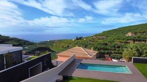 A modern villa with a swimming pool, terraced vineyards, and a view of the sea. - Allure Alannas Villa by LovelyStay (Funchal)