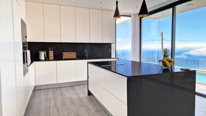 Coffee/tea maker, fridge, microwave, oven - Ohana Ocean View by LovelyStay (Arco Da Calheta)