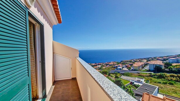 A balcony with a view of the sea and a coastal town. - Lucy Sweet Home by LovelyStay (Canico)