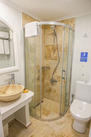 Quarto standard | Banheiro | Chuveiro, chuveiro com efeito de chuva, produtos de toalete grátis 