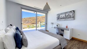 3 quartos, ferros/tábuas de passar roupa, berço de viagem