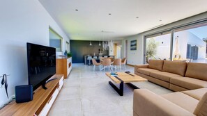 TV - Villa Blue Horizon by LovelyStay (Tabua)