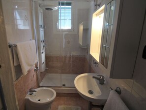 Bathroom - Nice apartment for 4 guests with A/C, WIFI, TV and terrace (Moneglia)