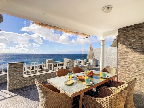 Naya Beach House by LovelyStay