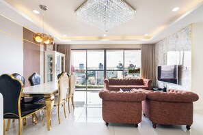 Departamento Deluxe | Área de sala de estar | Smart TV, Netflix, películas con cargo y servicios de streaming