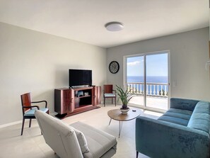 TV - Avocado Villa by LovelyStay (São Gonçalo)