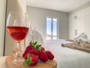 4 bedrooms, iron/ironing board, travel cot, free WiFi - Avocado Villa by LovelyStay (São Gonçalo)