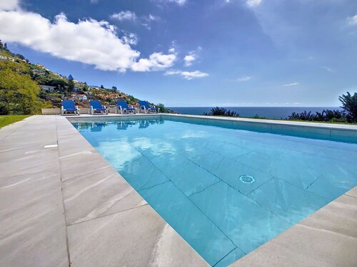 Avocado Villa by LovelyStay