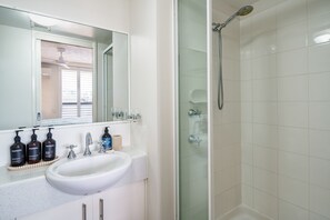 Dusche, Haartrockner, Handtücher, Shampoo