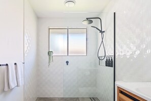 Dusche, Haartrockner, Handtücher, Shampoo